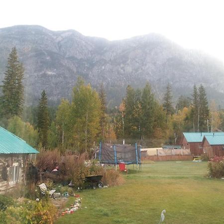 Steamboat Mountain Chalets Hotel Spillimacheen Екстериор снимка
