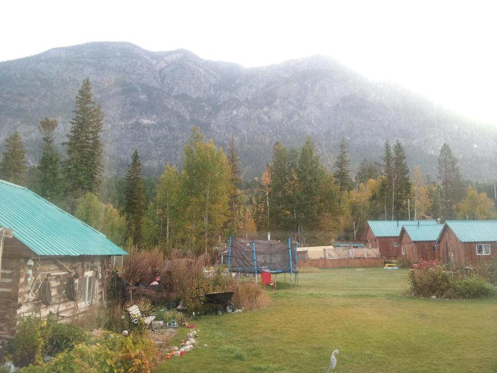 Steamboat Mountain Chalets Hotel Spillimacheen Екстериор снимка